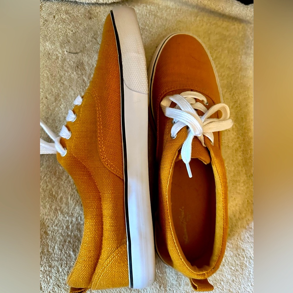 Simple burnt orange sneakers- size 8.